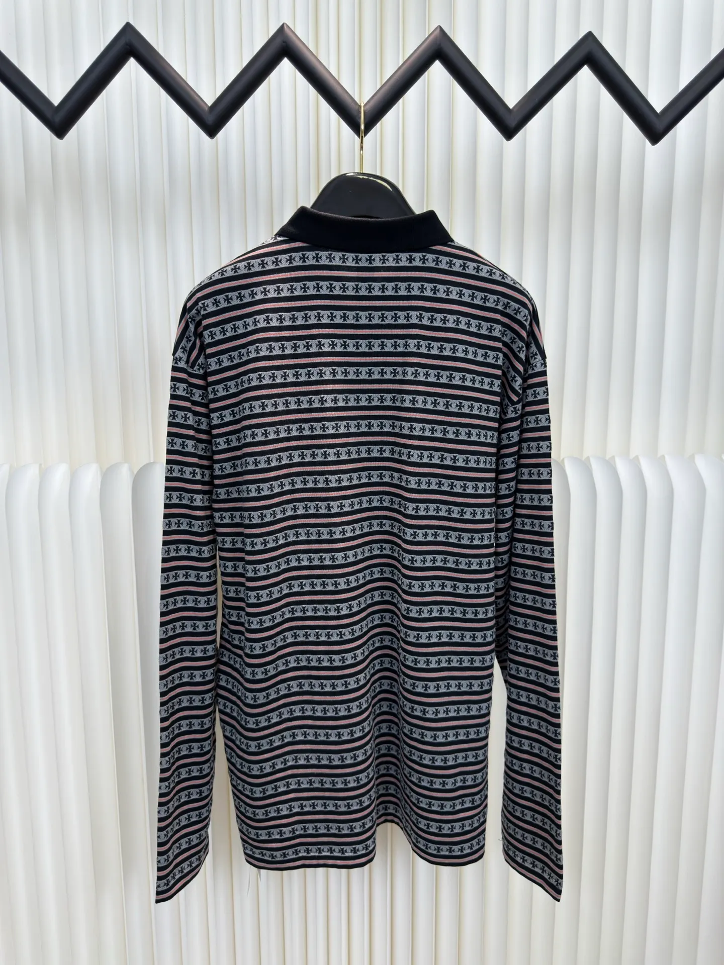 P370 Chrome Hearts cross-stripe POLO long sleeves. The minimum ordering requirement is one thousand meters for yarn-dyed fabrics. The cost is expensive. The embroidery uses imported Tajima embroidery machines. The collar leather tag is made of imported lambskin. The hardware is made of real antique silver. The cost is extremely expensive. Size S M L